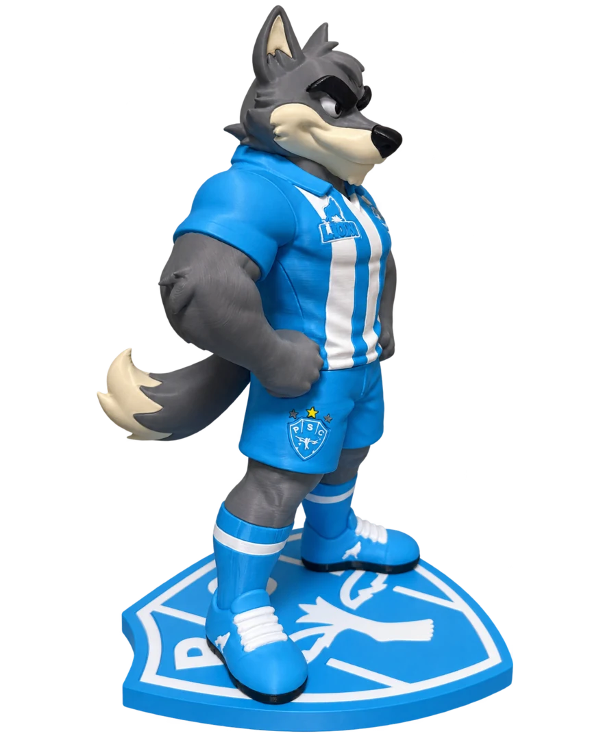 Lobo com uniforme do Paysandu, em vista lateral e com o escudo sob os pés